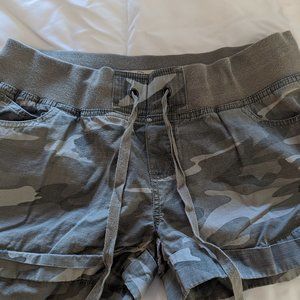 Be Bop Camouflage Shorts in dark green, size 13